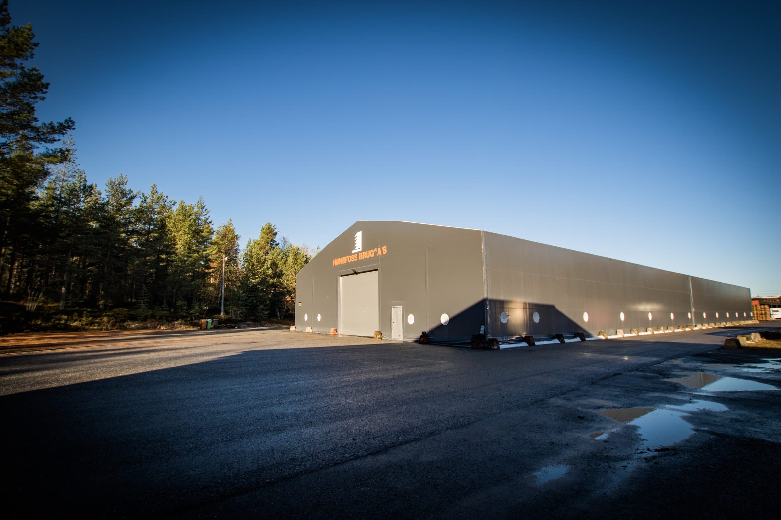 Stor lagerhall sett utenfra